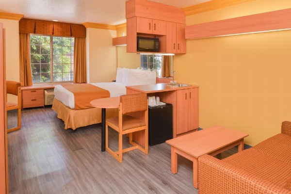 H3 Inn & Suites - LAX Airport - Los Angeles image 6